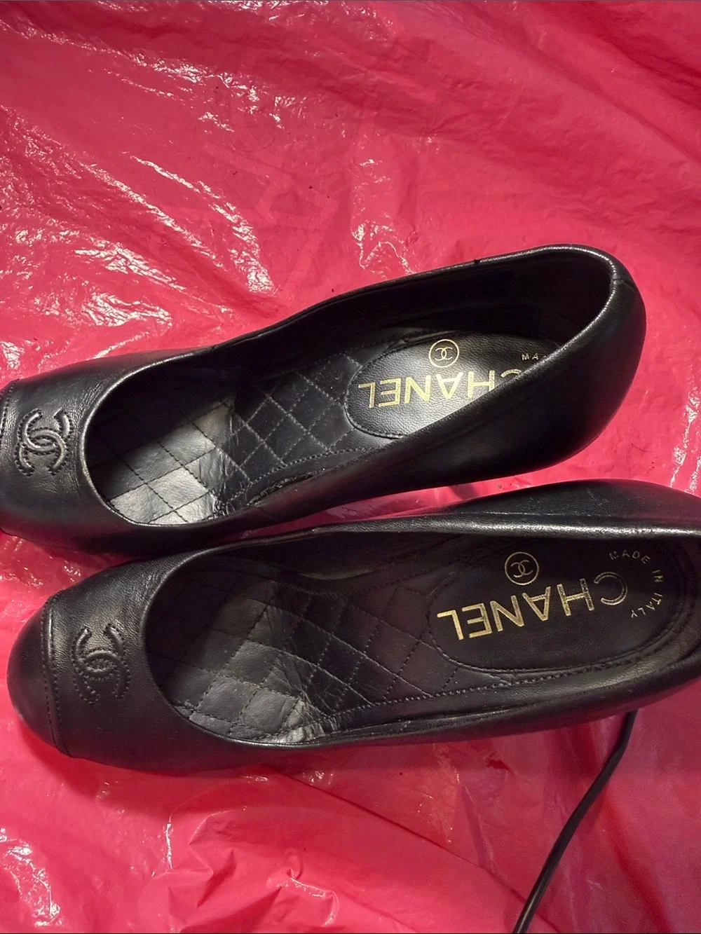 CHANEL Black Quilted Leather Round-Toe Pumps with CC Logo